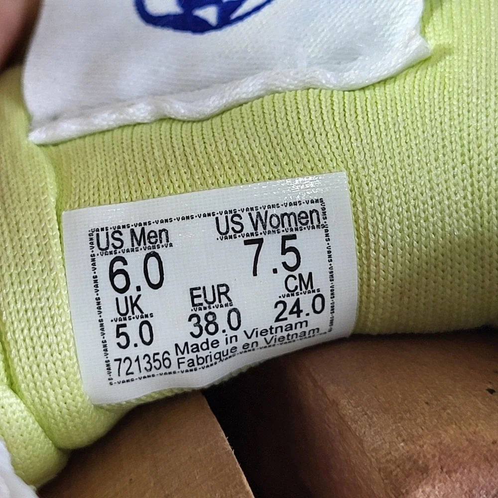 Vans UltraRange EXO SE Sneakers Women 7.5 Men 6 Suede Mesh Athletic Trainers